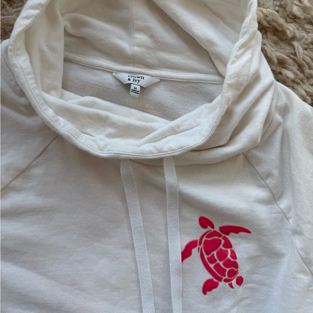 🎯 3 for $15 🎯 Crown and Ivy white tunic with pink sea turtle Women’s size medium - Picture 2 of 4